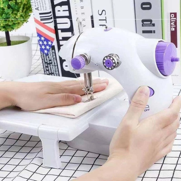 Портативная швейная машинка для дома с педалью и доской Sewing SM202A работает от сети или батареек (4x
