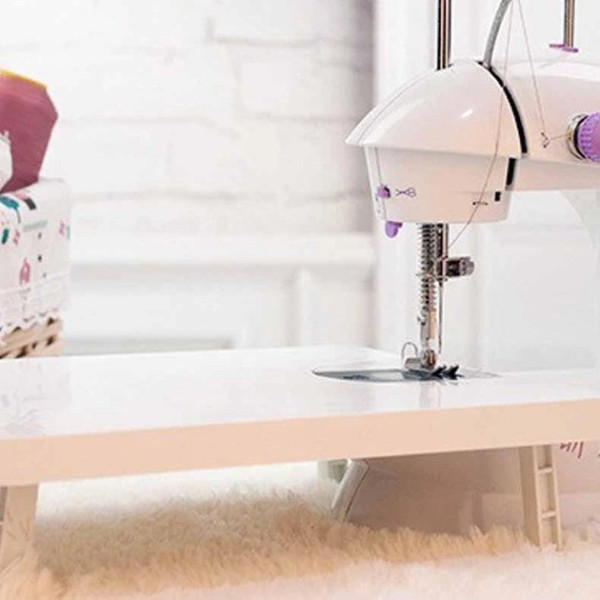 Портативная швейная машинка для дома с педалью и доской Sewing SM202A работает от сети или батареек (4x
